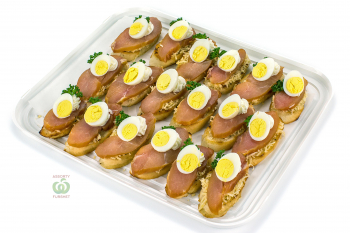 Брускетта с курицей,перепелиным яйцом и крем чиз