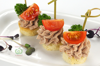 Крутон с муссом из гусиной печени с черри и зеленью