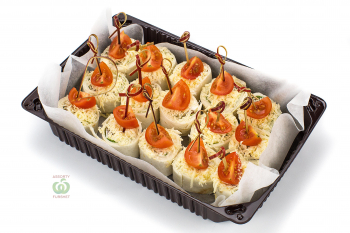 Ролл из сыровяленой куриной грудки с мягким сыром,черри и пармезаном в  мексиканской тартилье