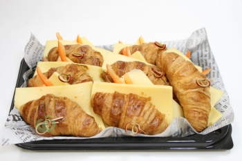 Мини круассаны с сыром и сливочным маслом